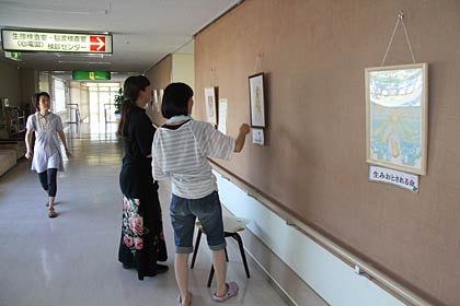 済生会三条病院で27日まで開かれている「明光のまったり展」、13日の展示作業