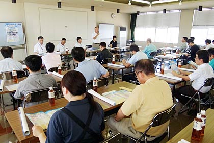 13日開かれた第32回燕青空即売会出店者説明会