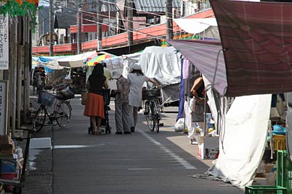 13日に燕地区の商店街で開かれた三八の市