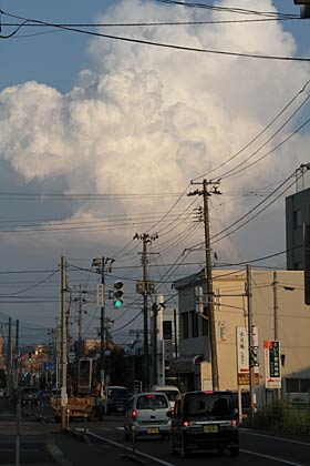 15日夕方の三条市荒町地内の第二産業道路沿いから見る東の空には盛夏と変わらないような力強い入道雲が立ち上がっていた