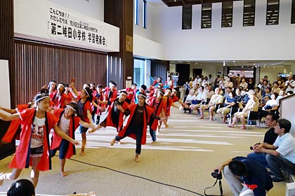 稲刈りやナシ狩り体験で三条市を荒川区立第二峡小の児童23人、「いい湯らてい」でよさこいソーランを披露