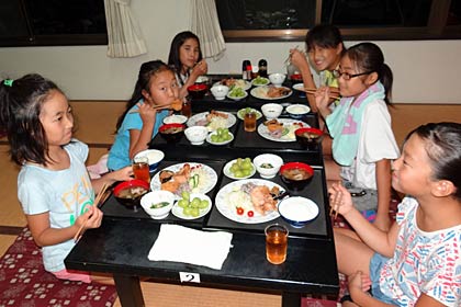 「庭月庵悟空」で三条産の野菜や果物を使った夕食に舌鼓