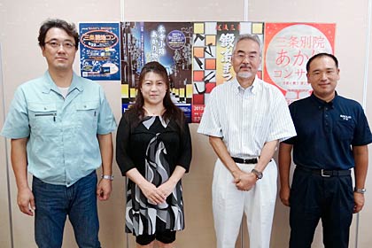 共同記者会見した4人、左から越後三条鍛冶まつり実行委員会の相田聡委員長、三条路地コン実行委員会の石山早苗さん、三条商工会議所観光・サービス業部会長で本寺小路あかり物語プロジェクトの梨木建夫リーダー、「三条別院あかりコンサート」協力の三条社音会の中條耕太郎会長