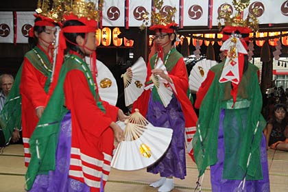 燕・戸隠神社秋季祭礼の宵宮に行われた神楽奉納