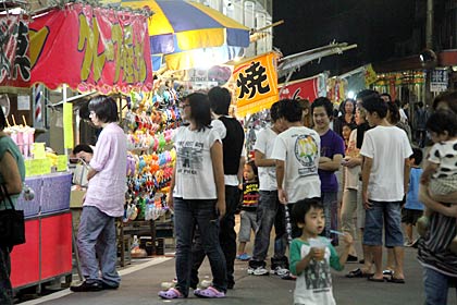 例年より少なめだが露店は子どもたちでいっぱい