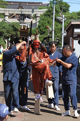  八幡宮を出発する大名行列のてんぐ、身長以外は三条祭りをほうふつとさせる完成度の高さ
