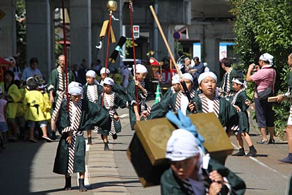 車両通行止めにした弥彦線高架下の道路を進むやっこ