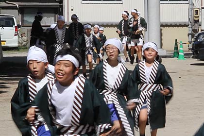 舞い込みで拝殿の回りを1周するやっこ