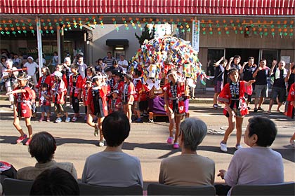 宮町はグループホーム仲町の前でミニ万灯を背にお玉さんの踊りを披露