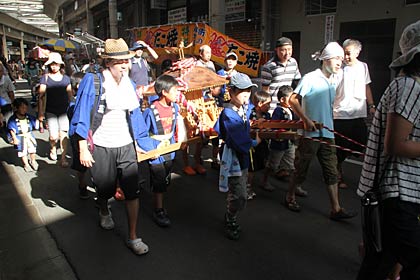 戸隠神社の秋季例大祭で行われた子どもみこし、中央通3の豪華な銅板ぶきのみこし