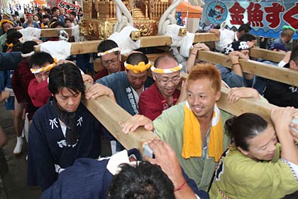 戸隠神社の秋季例大祭で16日夕方から行われた江戸みこし