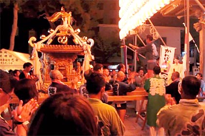 みこしが神社に戻り、三本締めで締めくくる