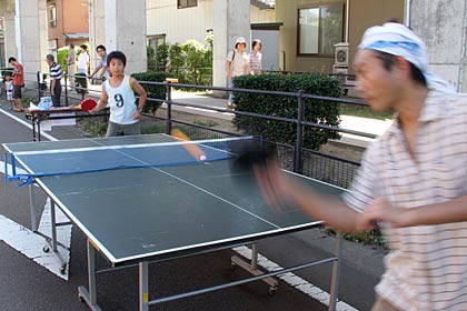 八幡宮周辺で開かれた「ものづくりのまち三条　こども祭り2012」の会場、外で卓球ができるほど風がなかった