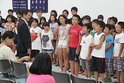 嘉瀬会長に参加した小学生6人が感謝の言葉