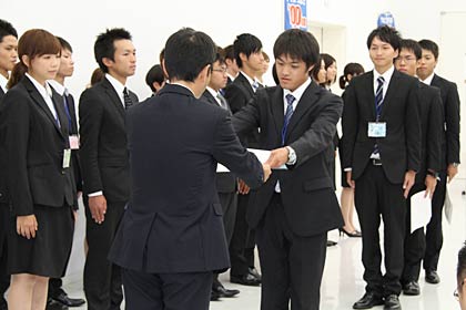 嘉瀬会長から学生スタッフ一人ひとりの感謝状