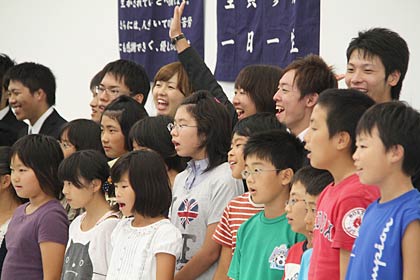 学生スタッフと子どもたちで合唱
