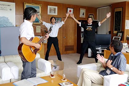 「燕三条ラーメン王国」が制作した「三条『カレーラーメン体操』キッズプロジェクト！」のDVDを三条市に寄付、国定市長の前で国王と広報担当大臣が体操を披露