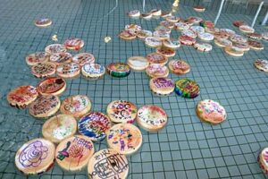 「いい湯らてい」が30日まで行っている「100のありがとう風呂」で浴槽に浮かぶ市内の小学生がお年寄りに感謝の言葉を書いた入浴木