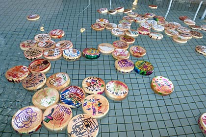 「いい湯らてい」が30日まで行っている「100のありがとう風呂」で浴槽に浮かぶ市内の小学生がお年寄りに感謝の言葉を書いた入浴木