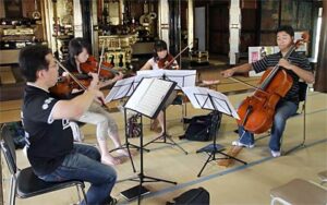 22日に燕市・福勝寺で開かれる第44回お寺で音楽を楽しむ会に向けて同寺でリハーサルを行う「アンサンブルオビリー」
