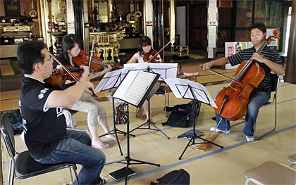 22日に燕市・福勝寺で開かれる第44回お寺で音楽を楽しむ会に向けて同寺でリハーサルを行う「アンサンブルオビリー」