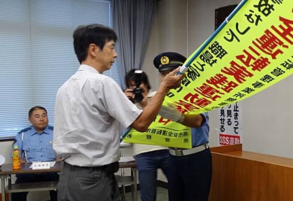燕署の小林副署長から交通安全旗を受け取る燕振興工業の安全運転管理者、水野営業課長