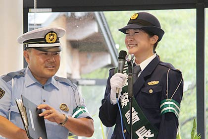  燕署が一日警察署長に任命した上杉香緒里さん