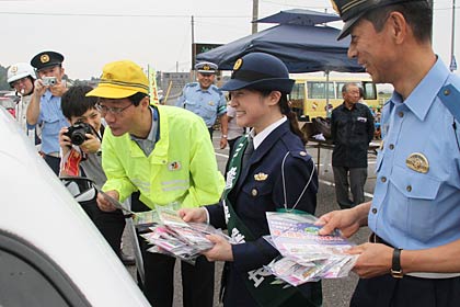 前列の右から中村署長、上杉さん、鈴木市長