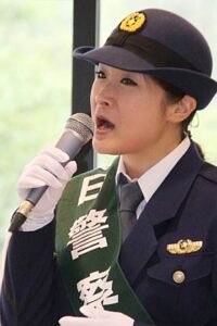 りりしい制服姿で熱唱する上杉さん