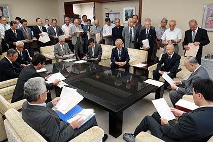 加茂市の小池市長と50人の区長でいっぱいになった知事室