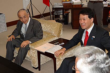 小池市長(左)と泉田知事(右)