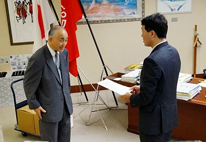 小池市長から泉田知事に署名とともに要望書を提出