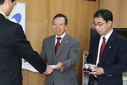 左から鈴木市長、燕ライオンズクラブの井上会長、藤田幹事