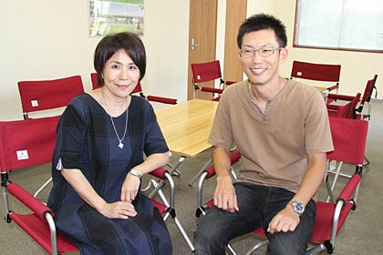 山井施設長(左)と池上サービス管理責任者(右)