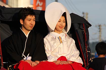 人力車に乗って進むふたり