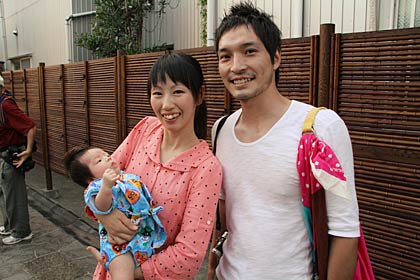 昨年のあかりの結婚式で挙式した酒井裕行さん、久美子さん夫婦は赤ちゃんと3人で見学に