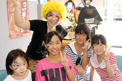 鬼メークをしてもらった子どもたち