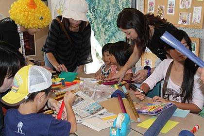  剣を作る子どもた