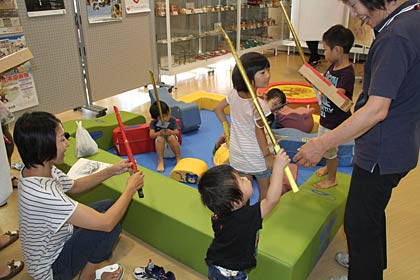 できあがったMY剣でｔやんばらごっこする子どもたち