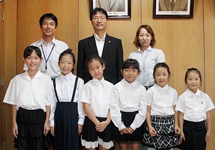 みんなで記念撮影、後列は左から藤沢教育長、鈴木市長、門谷さん