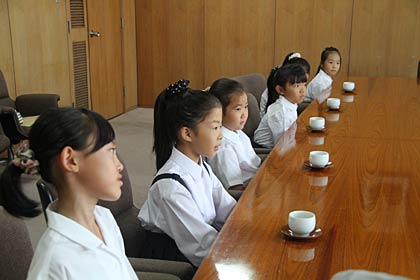 大きないすにちょこんと座ってちょっぴり緊張の6人