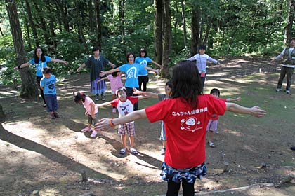 「山に響く森の音楽会」で22日に三条市グリーンスポーツセンターキャンプ場で「さんちゃん健康体操」