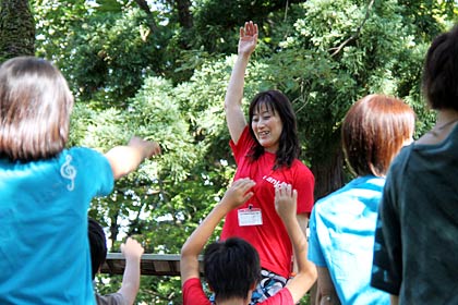 指導する主催者の長岡さん