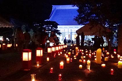  地上に星が広がったように境内にもたくさんのキャンドルがともる