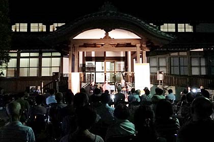  三条市歴史民俗産業資料館の玄関前では、越後瞽女唄を聴く会