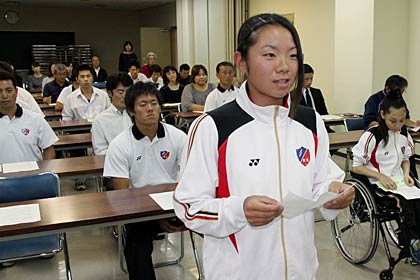 選手代表で謝辞を述べるカヌー成年女子でカヌーワイルドウォーターに出場する本田圭さん
