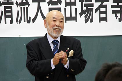 選手らを激励する柴山会長