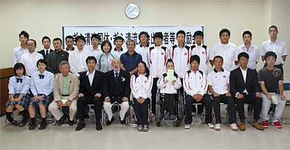 出場選手らで記念撮影