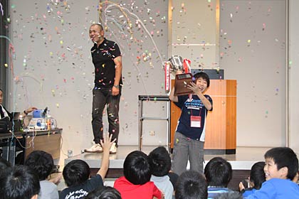  表彰式で優勝のセレモニー