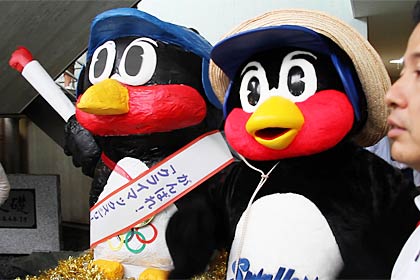 一瞬、どっちが本物かわからないような、つば九郎とつば九郎の子どもみこしのツーショット